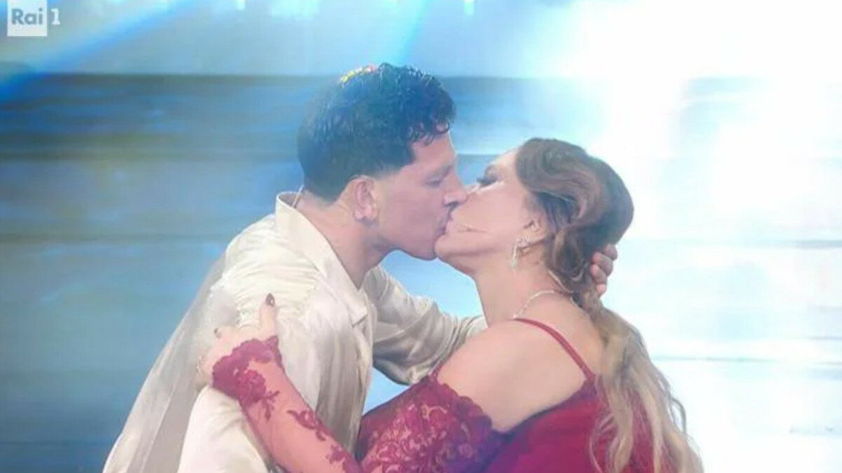 “Di cosa dovrei essere gelosa? Ho sentito parlare di triangoli, sudore, corpi. Ci vuole altro per smovermi, non quattro gocce di sudore”: così Barbara D’Urso dopo il bacio tra Ornella Muti e Pasquale La Rocca a Ballando con Le Stelle