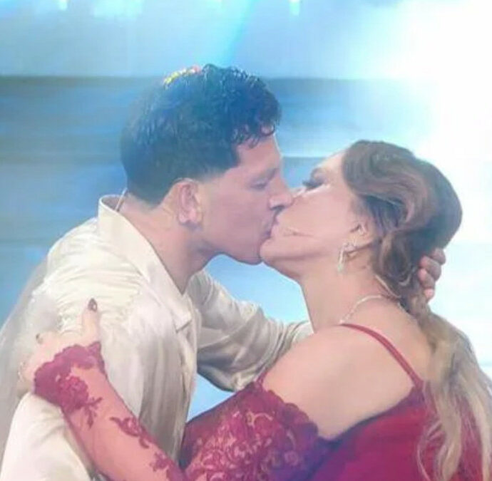“Di cosa dovrei essere gelosa? Ho sentito parlare di triangoli, sudore, corpi. Ci vuole altro per smovermi, non quattro gocce di sudore”: così Barbara D’Urso dopo il bacio tra Ornella Muti e Pasquale La Rocca a Ballando con Le Stelle