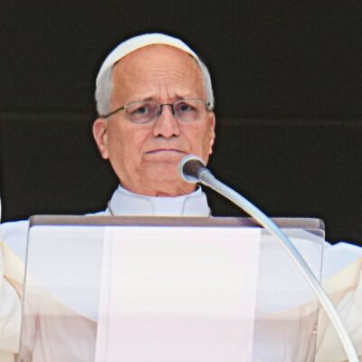 Copertina di Papa Leone XIV, decorso post-operatorio regolare: si è alzato, ha camminato e concelebrato la messa al Gemelli