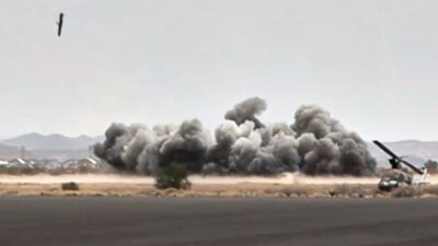 Copertina di Media Yemen: “I caccia sauditi hanno attaccato l’aeroporto di Sanàa”. Udita esplosione in centro a Riad