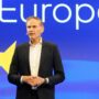 Copertina di Volkswagen, la sfida europea. Blume: “Il futuro è nelle nostre mani”