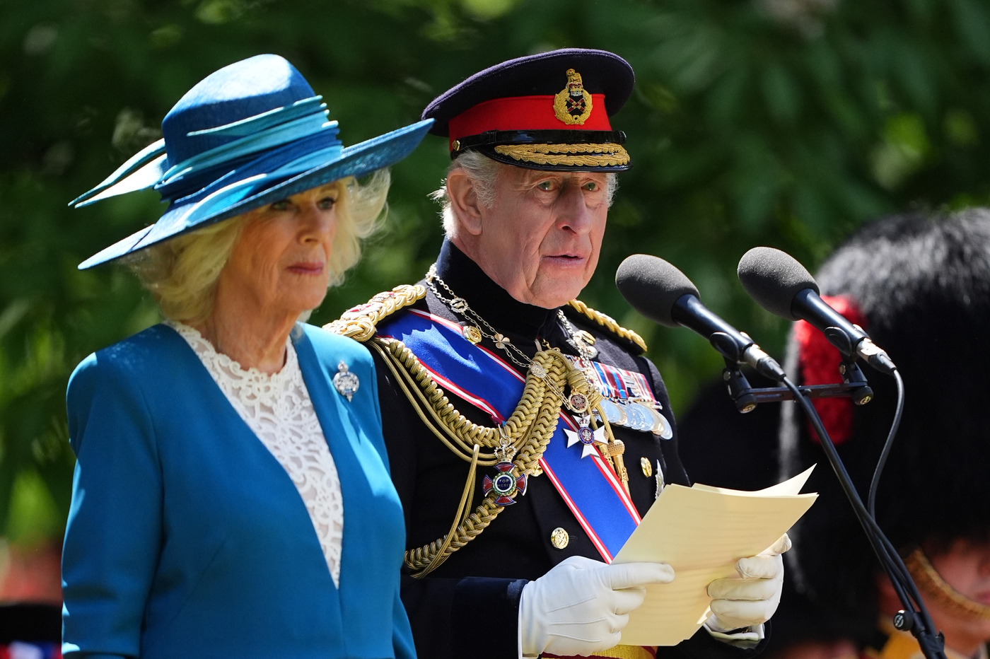 “Re Carlo III ha una brutta abitudine che mi disturba prima di cena”: la rivelazione della regina Camilla