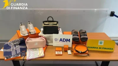 Copertina di Organizza un weekend di shopping a Oslo e spende quasi 30 mila euro in borse e abbigliamento di lusso, ma al rientro a Orio la finanza scopre tutto: oggetti sequestrati e maxi multa