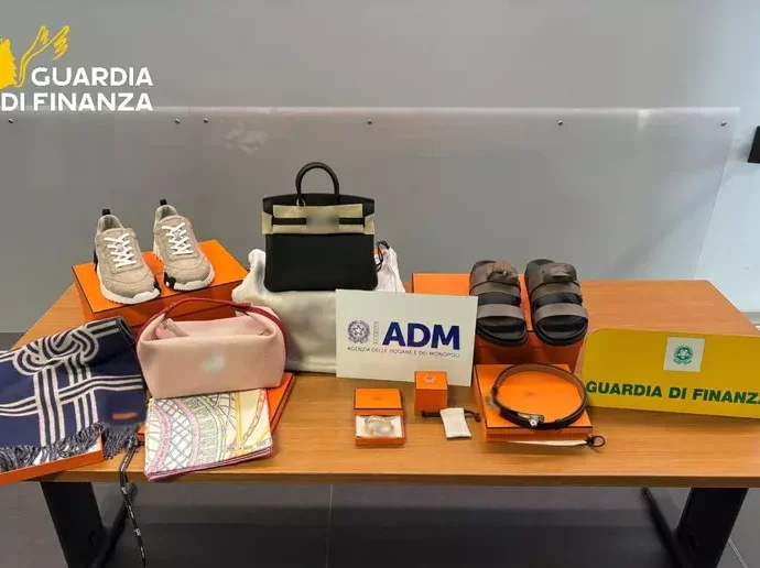 Organizza un weekend di shopping a Oslo e spende quasi 30 mila euro in borse e abbigliamento di lusso, ma al rientro a Orio la finanza scopre tutto: oggetti sequestrati e maxi multa