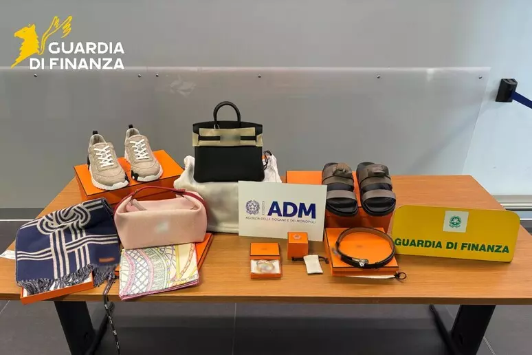 Organizza un weekend di shopping a Oslo e spende quasi 30 mila euro in borse e abbigliamento di lusso, ma al rientro a Orio la finanza scopre tutto: oggetti sequestrati e maxi multa