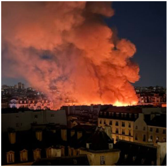 Notte di fuoco a Parigi: il mercato storico degli Enfants Rouges, fondato nel 1615, è distrutto. Nessun ferito grave, il sindaco: “Siamo devastati”