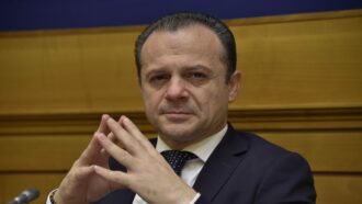 Cateno De Luca ufficializza l’accordo con Meloni, nasce la componente di ScN alla Camera con 2 deputati “in prestito”: “Ci mandiamo messaggi da mesi, è eroica”