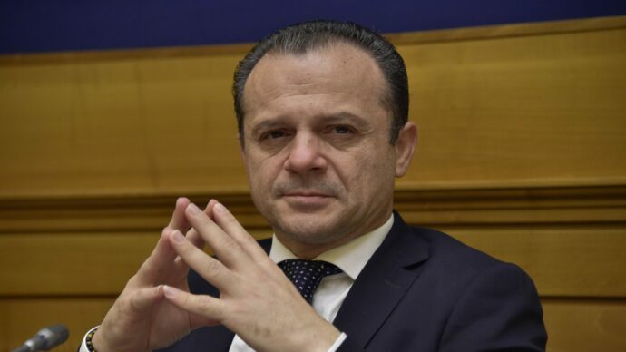 Cateno De Luca ufficializza l’accordo con Meloni, nasce la componente di ScN alla Camera con 2 deputati “in prestito”: “Ci mandiamo messaggi da mesi, è eroica”