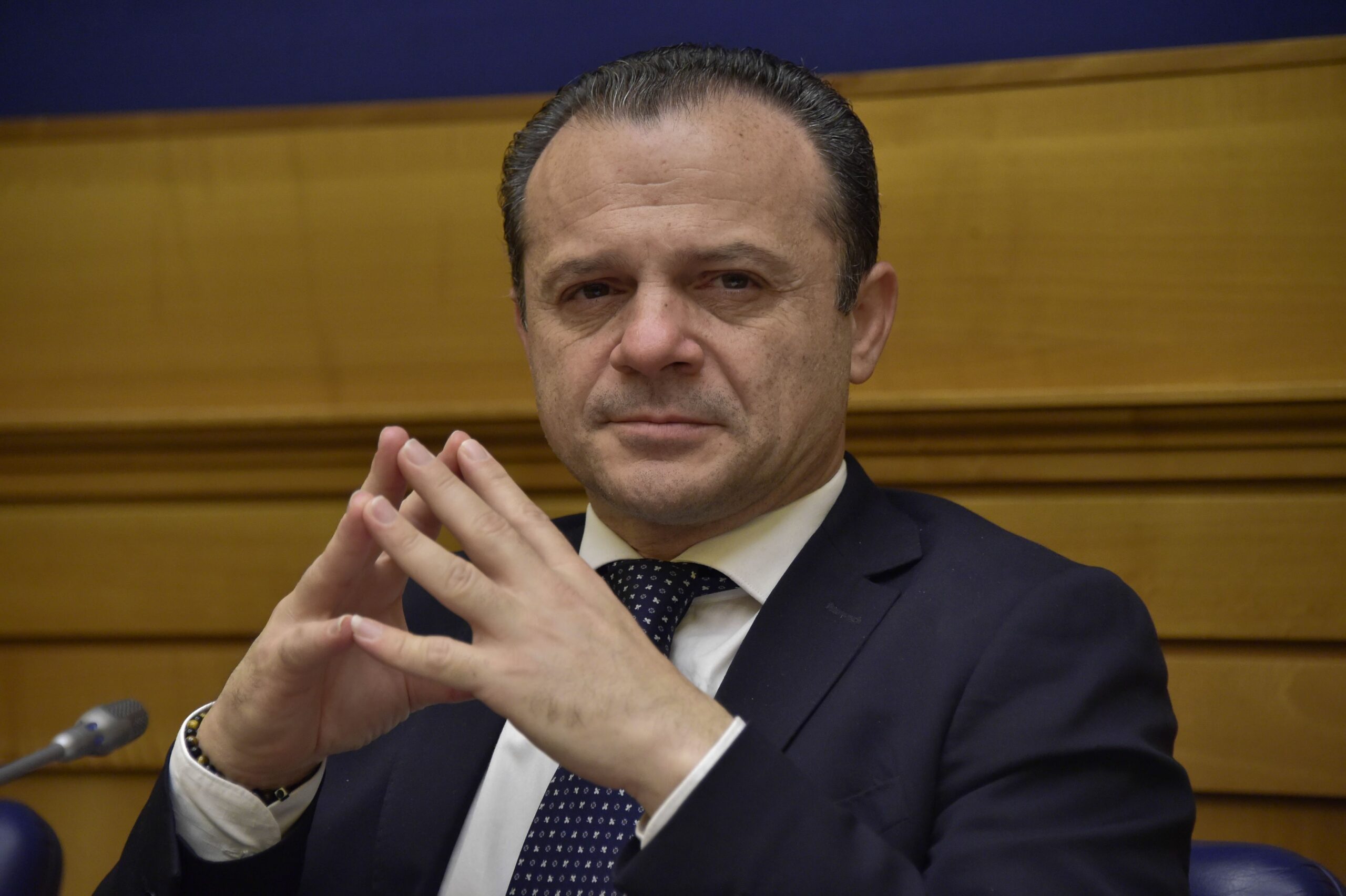 Cateno De Luca ufficializza l’accordo con Meloni, nasce la componente di ScN alla Camera con 2 deputati “in prestito”: “Ci mandiamo messaggi da mesi, è eroica”