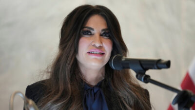 Copertina di Kimberly Guilfoyle, Trump valuta di silurare l’ambasciatrice in Grecia