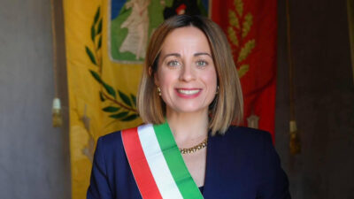 Copertina di “No al neomelodico che si vanta di avere cantato per i boss”: la sindaca di Termini Imerese non autorizza la festa di quartiere