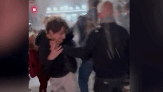 Copertina di Parigi, Glucksmann colpito da un sacco di farina dopo la vittoria alle primarie socialdemocratiche: lui accusa i militanti di Mélenchon