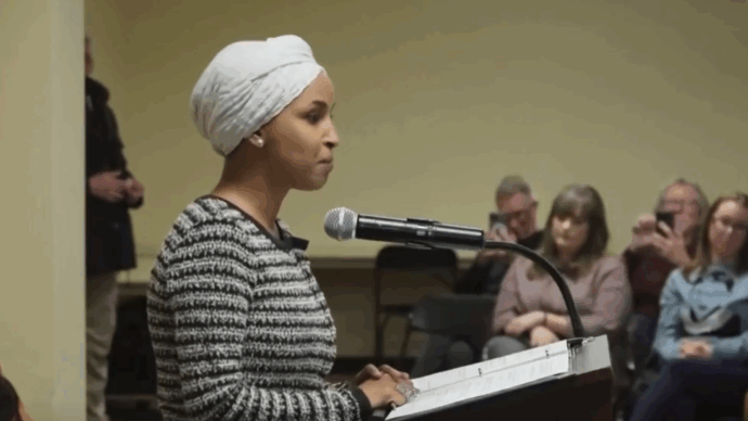 Blitz degli agenti federali a casa della deputata americana di origine somala Ilhan Omar. La donna è stata spesso nel mirino di Trump