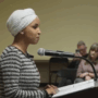 Copertina di Blitz degli agenti federali a casa della deputata americana di origine somala Ilhan Omar. La donna è stata spesso nel mirino di Trump