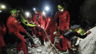 Copertina di Speleologo bloccato in una grotta in Sardegna dopo una frana: corsa contro il tempo per salvarlo – Video