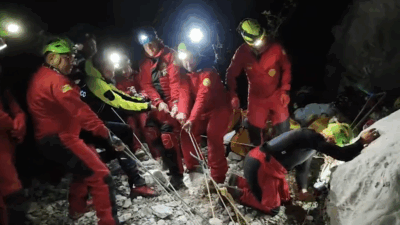 Copertina di Speleologo estratto vivo dopo 27 ore: era rimasto bloccato in una grotta in Sardegna dopo una frana – Video