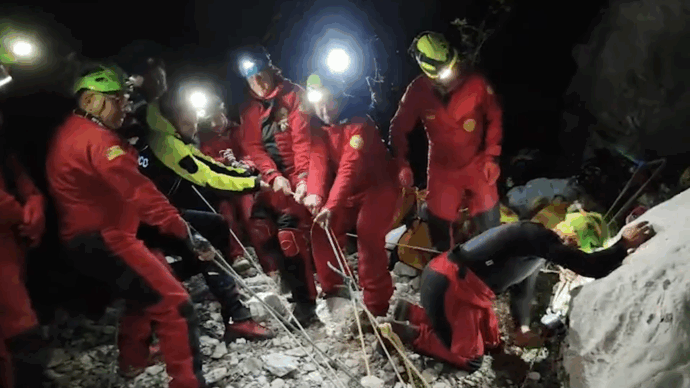 Copertina di Speleologo estratto vivo dopo 27 ore: era rimasto bloccato in una grotta in Sardegna dopo una frana – Video