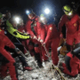 Copertina di Speleologo estratto vivo dopo 27 ore: era rimasto bloccato in una grotta in Sardegna dopo una frana – Video