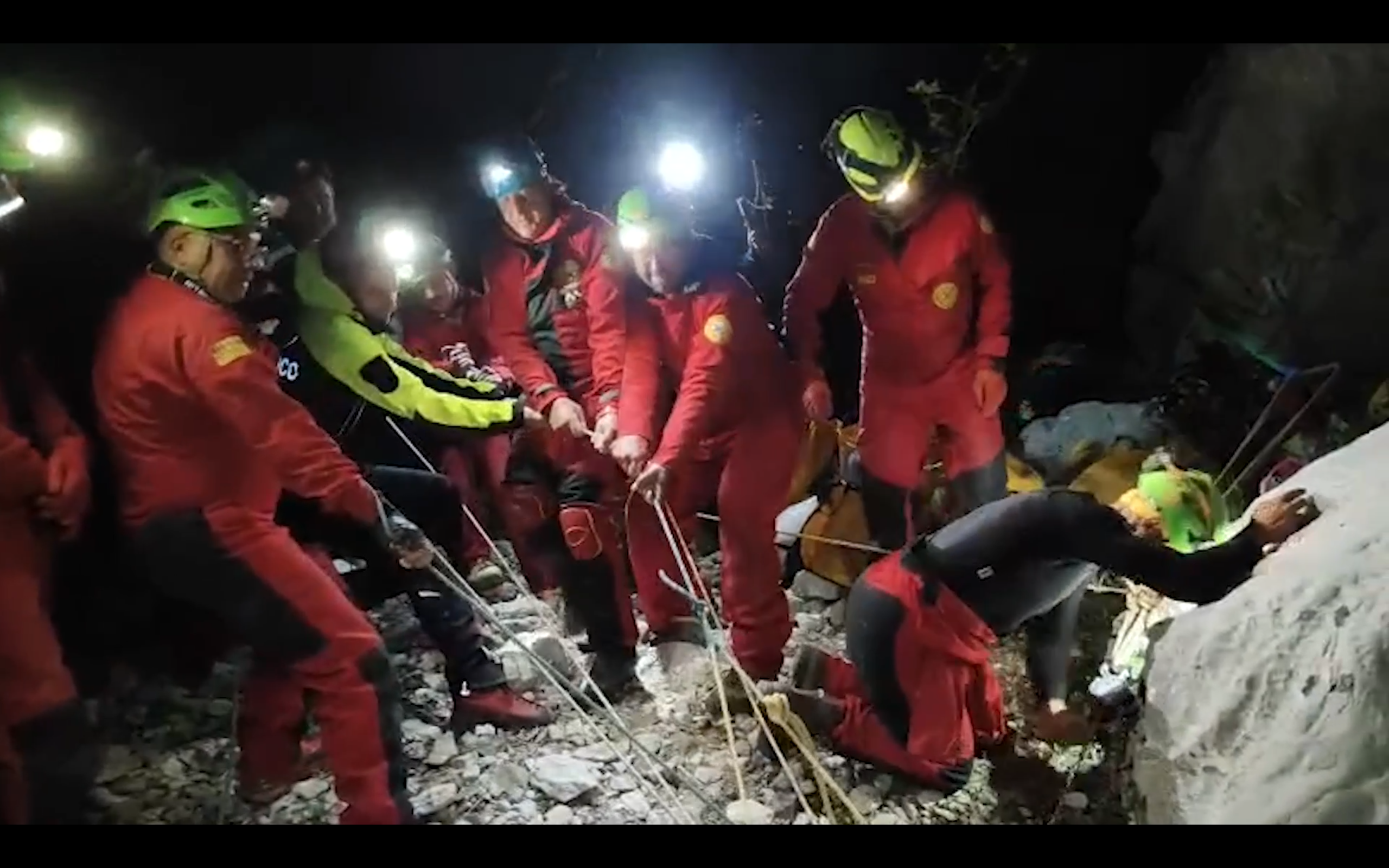 speleologo bloccato in una grotta in sardegna dopo una frana corsa contro il tempo per salvarlo 8211 video da Ilfattoquotidiano.it speleologo bloccato in una grotta in sardegna dopo una frana corsa contro il tempo per salvarlo 8211 video