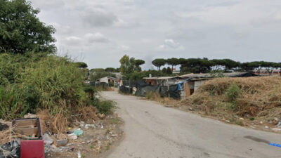 Copertina di Le famiglie rom del villaggio di Giugliano sono senz’acqua: l’amministrazione comunale dimentica troppe cose