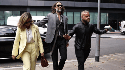 Copertina di Russell Brand in tribunale a Londra: il comico è accusato di stupro e violenza sessuale. Lui si dichiara “non colpevole e totalmente estranei ai fatti”
