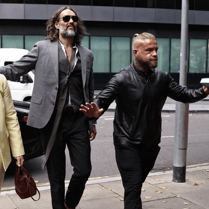 Russell Brand in tribunale a Londra: il comico è accusato di stupro e violenza sessuale. Lui si dichiara “non colpevole e totalmente estranei ai fatti”