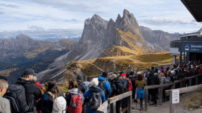 Copertina di “La tv in Asia trasmette continuamente programmi dedicati alle Dolomiti, ecco perché poi tutti vogliono venire a visitarle. E c’è la corsa a esplorare per primi destinazioni ancora poco note per mostrare contenuti esclusivi”