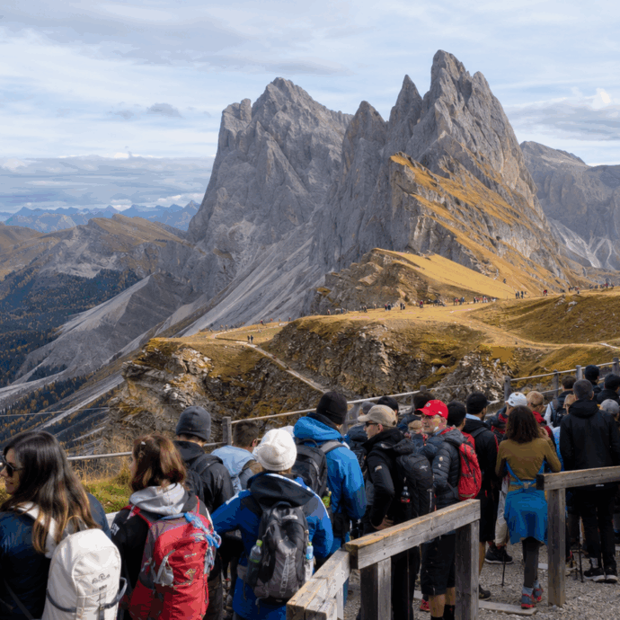 “La tv in Asia trasmette continuamente programmi dedicati alle Dolomiti, ecco perché poi tutti vogliono venire a visitarle. E c’è la corsa a esplorare per primi destinazioni ancora poco note per mostrare contenuti esclusivi”