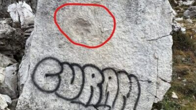 Copertina di “Su quel sasso c’è l’impronta di una zampa di dinosauro, ora è ridotto così”: vandali imbrattano un fossile con una bomboletta spray alle tre Cime di Lavaredo, la rabbia del Cai