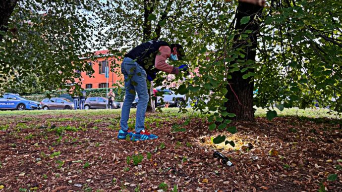 Trovato neonato abbandonato in una busta di plastica a Cinisello Balsamo: “È in discrete condizioni”