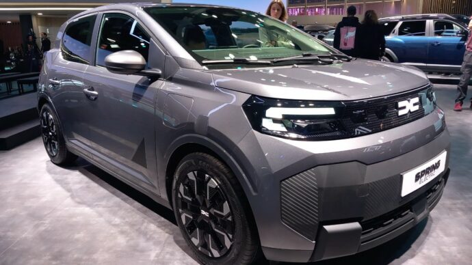 Dacia, doppia novità a Parigi con Spring e Striker. Alpine guarda al futuro elettrico – FOTO