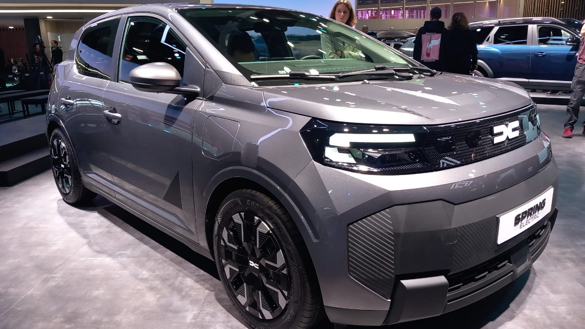 dacia doppia novit224 a parigi con spring e striker alpine guarda al futuro elettrico 8211 foto da Ilfattoquotidiano.it dacia doppia novit224 a parigi con spring e striker alpine guarda al futuro elettrico 8211 foto