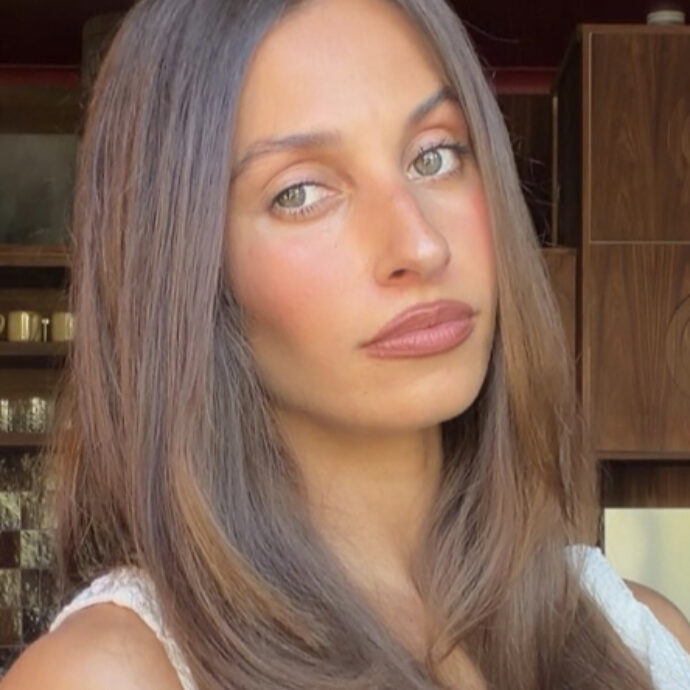 “Sono incinta e un assistente di volo si è rifiutato di sollevare la mia valigia per metterla in cappelliera. Mi ha detto ‘la prossima volta pensaci prima’”: la storia di Dominique Elissa
