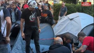 Tende degli operai davanti alla Prefettura di Genova: “Senza risposte dormiamo qui, la nostra situazione diversa da Taranto”