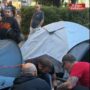 Copertina di In tenda davanti alla prefettura: “Dormiamo qui, situazione diversa da Taranto”