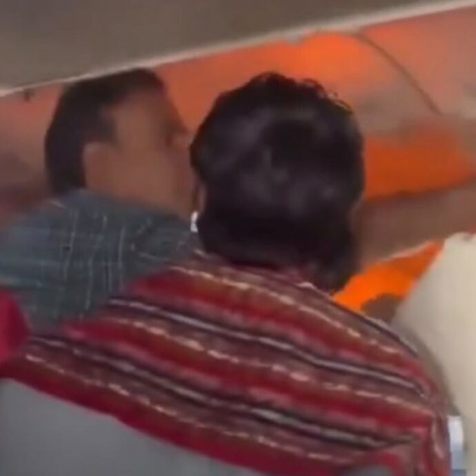 Panico in aereo per le fiamme causate da un power bank in cappelliera: “È stato rilevato del fumo proveniente da un dispositivo elettronico personale di un passeggero”: