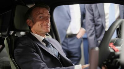 Copertina di Macron sfida la Cina dal Salone di Parigi: “Difendiamo l’industria europea”