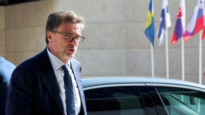 Copertina di Manovra, Giorgetti aspetta l’Ue: “Autorizzi gli aiuti alle famiglie”