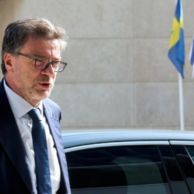 Copertina di Manovra, Giorgetti aspetta l’Ue: “Autorizzi gli aiuti alle famiglie”