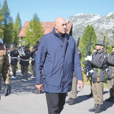 Copertina di “Insistenze per far lavorare il manager amico di Crosetto”
