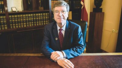 Copertina di Jeffrey Sachs: “Trump sta improvvisando, ormai è ‘un’anatra zoppa’. Se perde il voto del Midterm può diventare pericoloso”