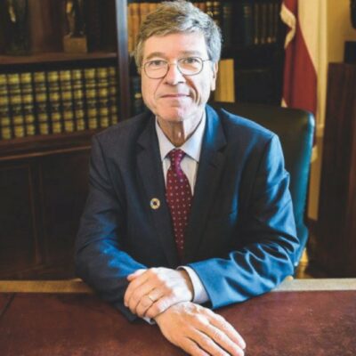Copertina di Jeffrey Sachs: “Trump sta improvvisando, ormai è ‘un’anatra zoppa’. Se perde il voto del Midterm può diventare pericoloso”