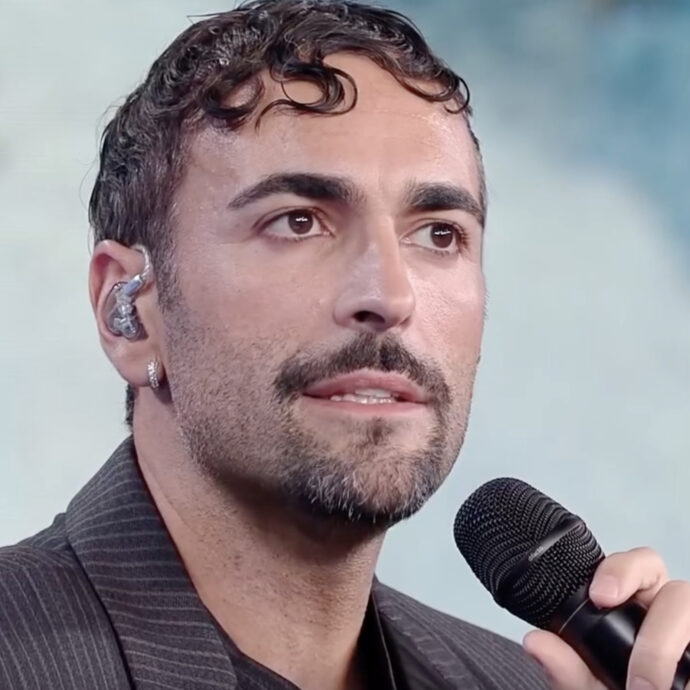 “È arrivata dal periodo più difficile della mia vita, dalla perdita più difficile, dal distacco più buio. Anche i momenti storti sono utili”: Marco Mengoni sulla madre e le “Giornate perse”