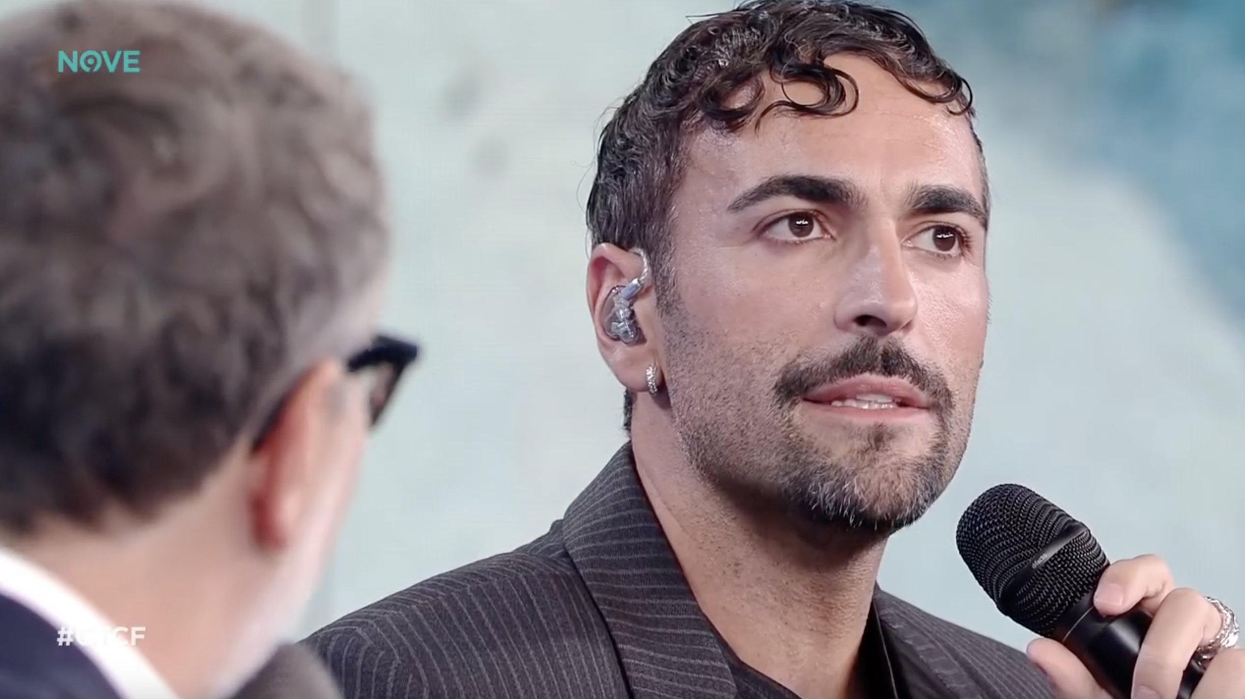 “È arrivata dal periodo più difficile della mia vita, dalla perdita più difficile, dal distacco più buio. Anche i momenti storti sono utili”: Marco Mengoni sulla madre e le “Giornate perse”