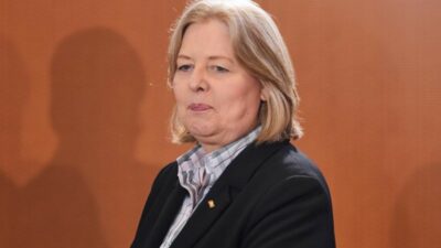 Copertina di Attacchi dagli alleati e lutto famigliare: la ministra del Lavoro tedesca Baerbel Bas si dimette e lascia la copresidenza Spd