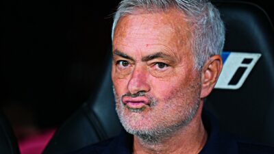 Copertina di “Non vengo a parlare perché voglio essere in panchina contro il Barcellona”: Mourinho tace, alta tensione al Real Madrid