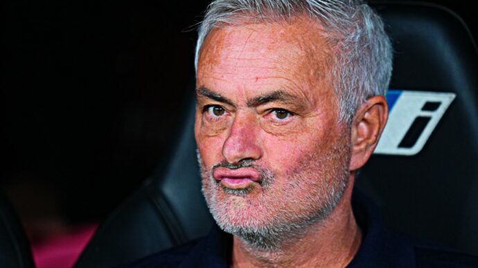 “Non vengo a parlare perché voglio essere in panchina contro il Barcellona”: Mourinho tace, alta tensione al Real Madrid