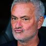 Copertina di “Non vengo a parlare perché voglio essere in panchina contro il Barcellona”: Mourinho tace, alta tensione al Real Madrid