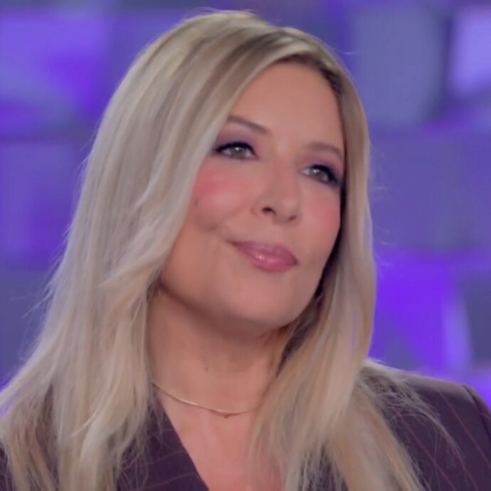 “Con lui per la prima volta nella mia vita mi sono inginocchiata. Il matrimonio? Non è Cupido a dirti di sposarti, ma è il commercialista”: così Selvaggia Lucarelli su Lorenzo Biagiarelli