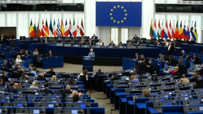 Copertina di La Commissione Ue boccia la proposta di bilancio della presidenza che prevede tagli per 141 miliardi: “Compromette priorità fondamentali”